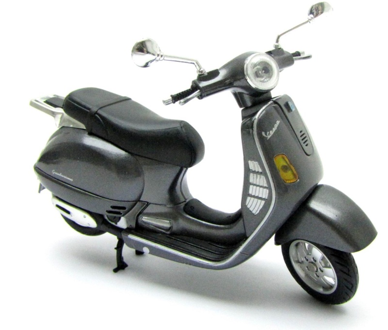 Modell 1:12 /  Vespa NEW Grantourismo / grau antr.